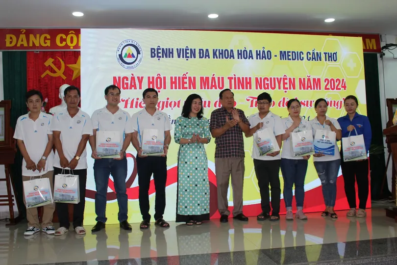 Thầy thuốc Cần Thơ hiến máu nhân Ngày thầy thuốc