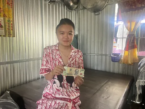 Trao tiền từ thiện