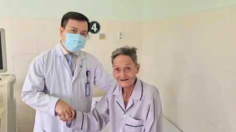 Hai ê-kíp đồng thời thực hiện ca mổ cứu cụ ông mắc bệnh tim hiếm gặp
