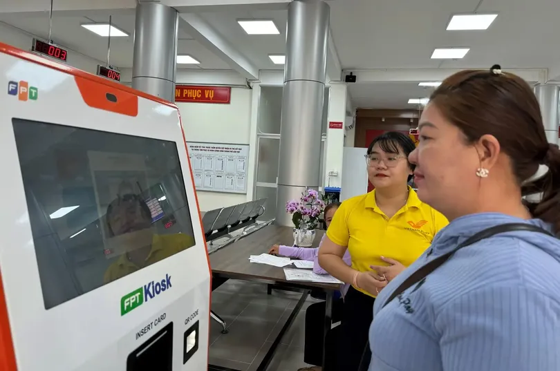 Người dân hồ hởi thực hiện thủ tục hành chính tại Trung tâm Phục vụ hành chính công TP Cần Thơ