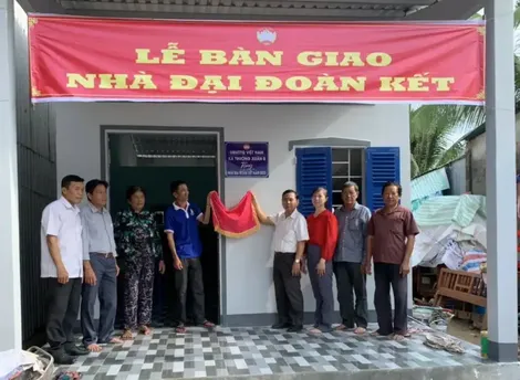 Xây dựng nhà Đại đoàn kết tặng người nghèo