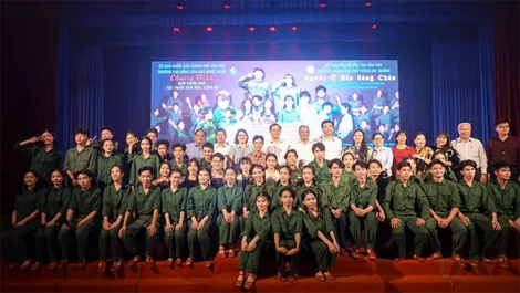 Học sinh làm diễn viên, sân khấu hóa tác phẩm văn học trong sách giáo khoa
