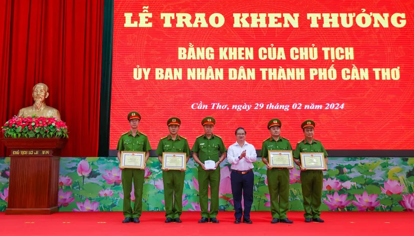 Khen thưởng “nóng”  lực lượng Cảnh sát Phòng cháy, chữa cháy - Công an TP Cần Thơ
