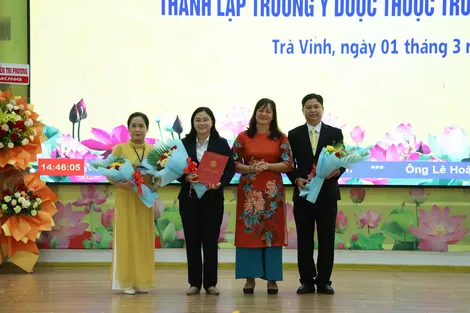 Trường ĐH Trà Vinh công bố quyết định xếp hạng Bệnh viện Trường ĐH Trà Vinh - Hạng II và thành lập Trường Y Dược