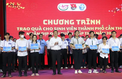 Hơn 25 tỉ đồng hỗ trợ sinh viên vượt khó học tốt