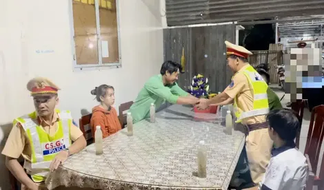 Cảnh sát giao thông Công an TP Cần Thơ giúp cháu bé đi lạc về nhà an toàn
