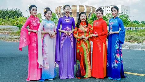 Tháng 3, áo dài...