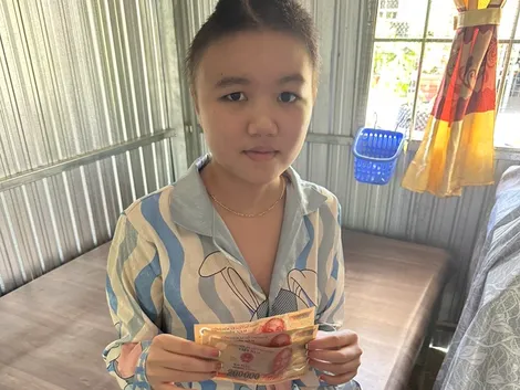 Trao tiền từ thiện