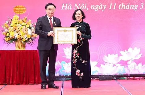 Trao Huy hiệu 40 năm tuổi Đảng tặng Chủ tịch Quốc hội Vương Đình Huệ