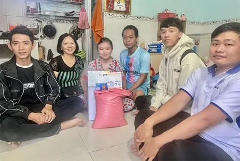 Trao tiền từ thiện