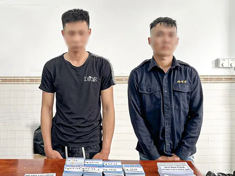 Bắt quả tang các đối tượng rải tờ rơi cho vay tiền, hỗ trợ tài chính