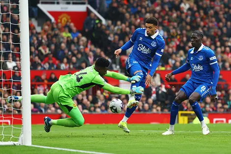 Vì sao Man United đối mặt quá nhiều cú sút?