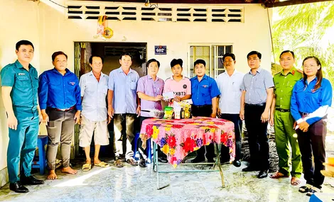 Tặng quà đoàn viên, thiếu nhi có hoàn cảnh khó khăn