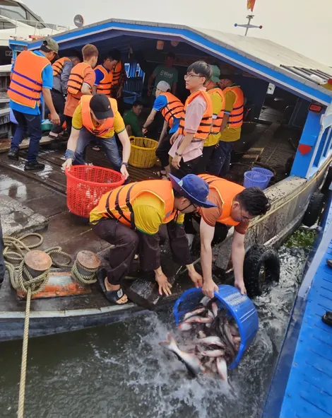 Tuyên truyền, vận động các tổ chức, cá nhân tham gia thả cá tái tạo nguồn lợi thủy sản