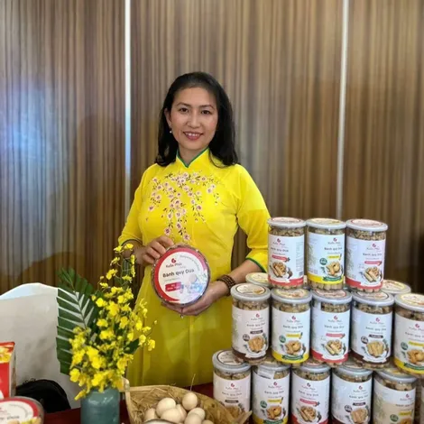 Cô gái miền Tây “khoác áo mới” cho chiếc bánh gai truyền thống