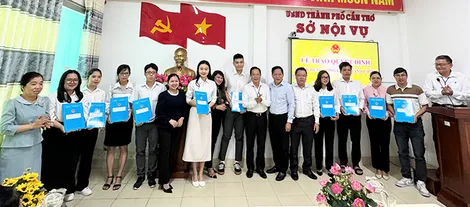 Trao quyết định tuyển dụng 30 công chức hành chính