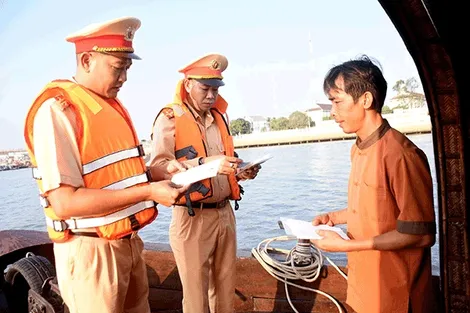 Tuyên truyền, hướng dẫn người dân thực hiện đúng quy định về giao thông đường thủy nội địa