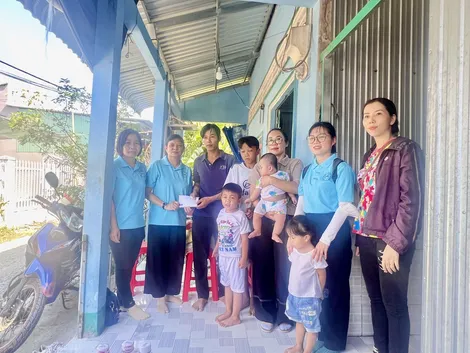 Trao tiền từ thiện