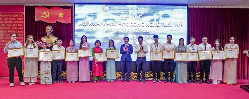 Trường Đại học Y Dược Cần Thơ trao thưởng cho các nghiên cứu xuất sắc