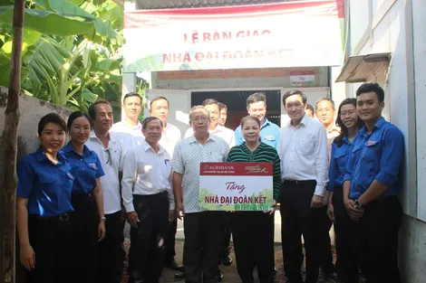 Bàn giao 5 nhà đại đoàn kết chào mừng 36 năm ngày thành lập Agribank