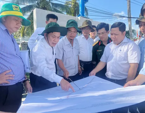 Khẩn trương thi công gói thầu xây lắp công trình Kè chống sạt lở sông Ô Môn, giai đoạn 2
