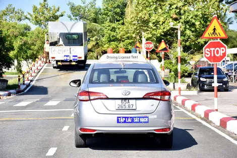 Các cơ sở đào tạo lái xe phải công khai và thực hiện đúng mức thu học phí đào tạo lái xe đã kê khai