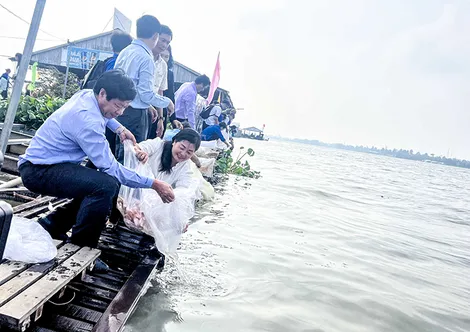 Bình Thủy phát động Tết trồng cây và thả cá cải tạo nguồn lợi thủy sản