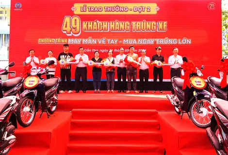 Công ty Hồng Đức trao thưởng cho khách hàng may mắn trúng xe đợt 2