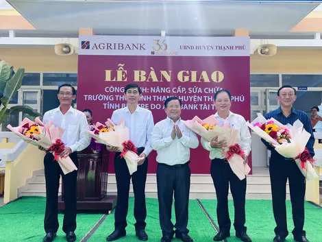 Agribank Chi nhánh tỉnh Bến Tre bàn giao công trình nâng cấp, sửa chữa Trường THCS Bình Thạnh, huyện Thạnh Phú