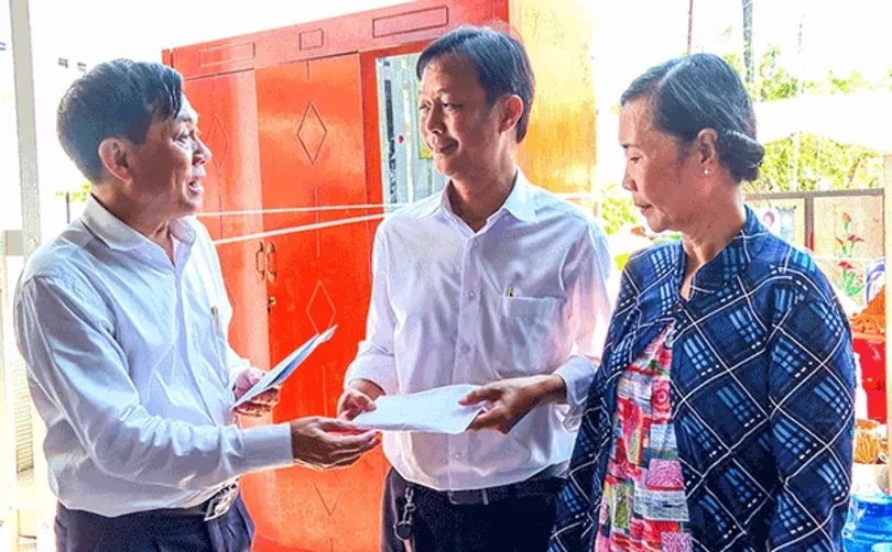 Lãnh đạo TP Cần Thơ và quận Bình Thủy thăm hỏi, động viên các hộ dân bị sạt lở