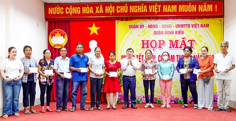 Họp mặt, tặng quà, chúc mừng Tết cổ truyền Chôl Chnăm Thmây