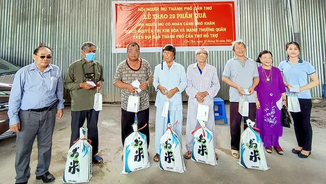 4.490 phần quà trao tặng người mù có hoàn cảnh khó khăn