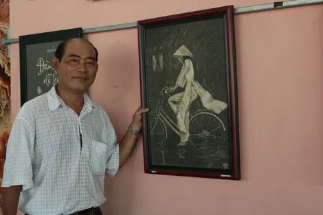 Thầy giáo âm nhạc “biến” đá thành tranh