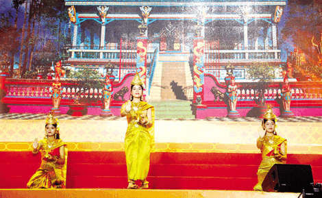 យុវតី​ជក់​ចិត្ត​សិល្បៈ​របាំប្រ​ពៃណី​
