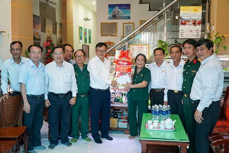 Thăm và tặng quà các chiến sĩ, thanh niên xung phong và dân công hỏa tuyến trực tiếp tham gia Chiến dịch Điện Biên Phủ