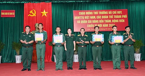 Thăm và động viên chiến sĩ mới năm 2024
