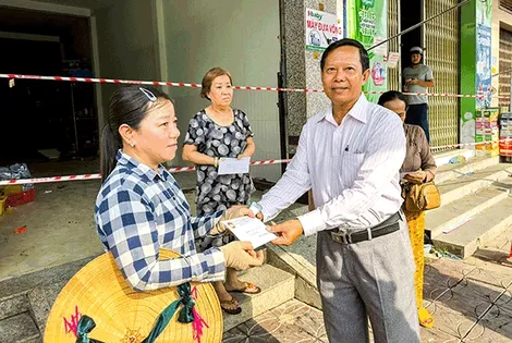 Thăm hỏi, động viên, hỗ trợ các gia đình bị thiệt hại về tài sản trong vụ hỏa hoạn