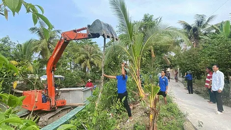 Ðoàn viên, thanh niên tham gia nâng cấp đường giao thông