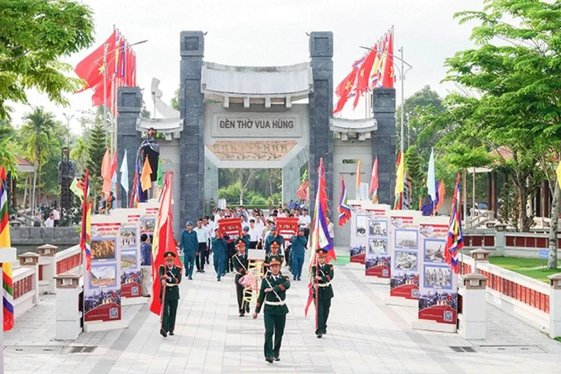 Lễ Giỗ Tổ Hùng Vương được tổ chức tại Đền thờ Vua Hùng TP Cần Thơ sáng mùng 10 tháng 3 âm lịch