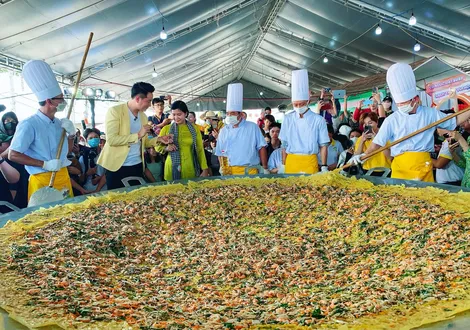 Cần Thơ chiêu đãi du khách bánh xèo kỷ lục với đường kính 3m