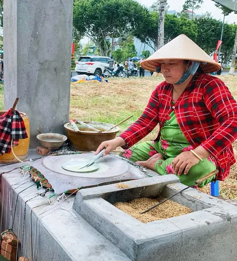 Không gian trình diễn bánh tráng Thuận Hưng