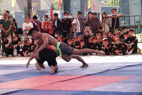 Lần đầu tiên biểu diễn kỹ thuật môn thể thao Vật dân tộc tại Đền thờ Vua Hùng TP Cần Thơ