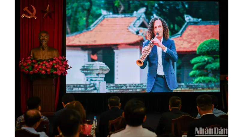 Báo Nhân Dân ra mắt MV Kenny G "Going Home" quảng bá du lịch Việt Nam