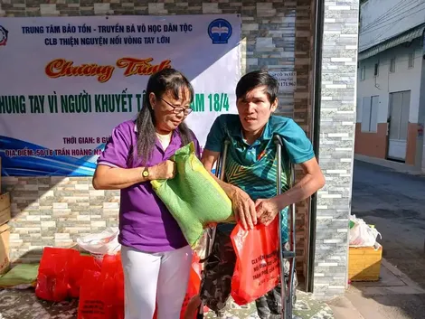 Tặng quà “Chung tay vì người khuyết tật”