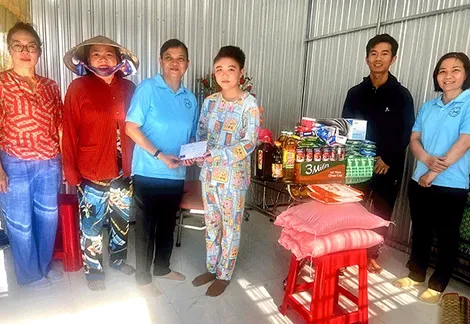 Trao tiền từ thiện