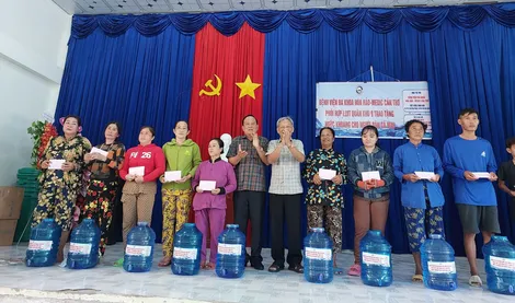 Bệnh viện Đa khoa Hòa Hảo - Medic Cần Thơ tặng 5.000 thùng nước uống cho người dân Cà Mau