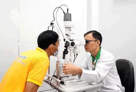Cứu kịp mắt cho nam bệnh nhân bị cành cây văng thủng giác mạc