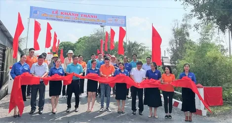 Thanh niên tham gia đảm bảo an toàn giao thông