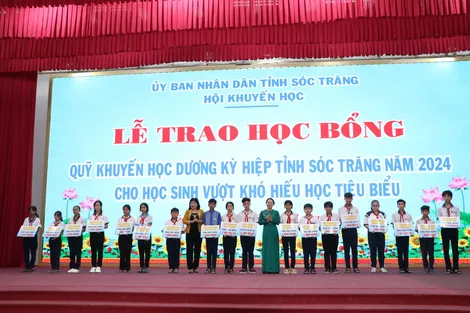 Sóc Trăng: Trao 242 suất học bổng Dương Kỳ Hiệp cho học sinh nghèo hiếu học