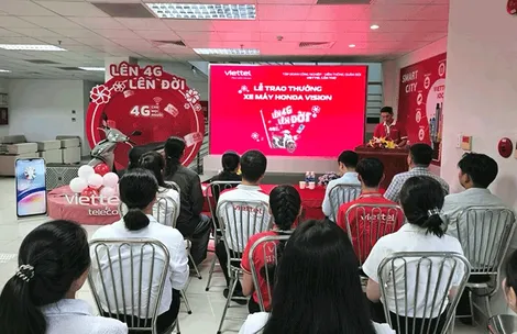 Viettel Cần Thơ trao thưởng cho khách hàng "Lên 4G - Lên đời"
